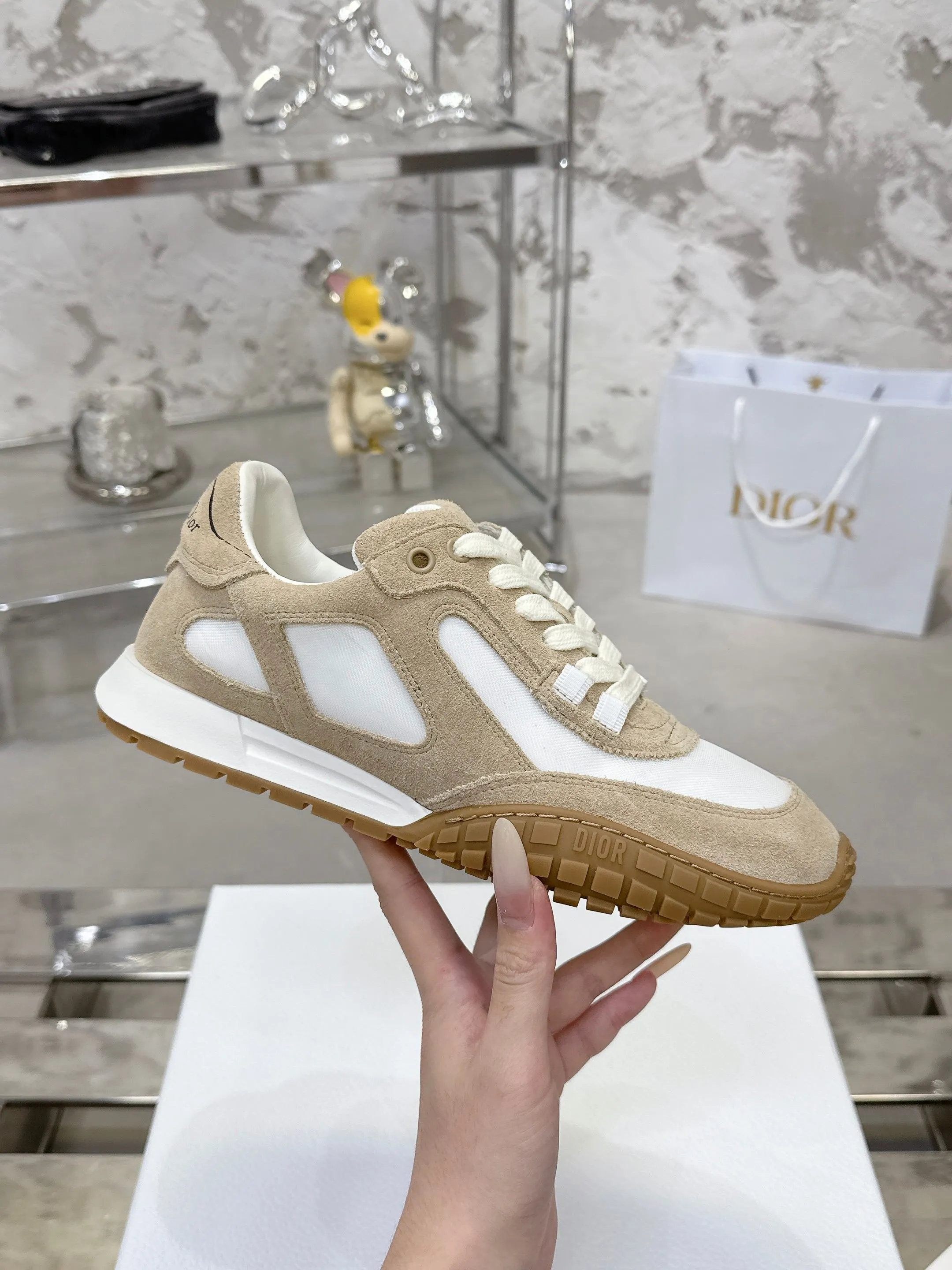 Factory price 640💰 Top version! ! ! Dior Tech sneakers Dior Tech is newly launched, with exquisite color matching and autumn and winter atmosphere. This Dior Tech sneaker is a new product in the 2026 early spring ready-to-wear series. It is equipped with fashionable details and highlights the retro aesthetics. Made of calfskin and suede calfskin upper with transparent mesh side panels and ChristianDior Paris signature on the heel and tongue. A textured, tonal Dior signature sole adds couture style. Upper material: Textile, cowhide split leather, cowhide leather with Christian Dior Paris logo on the heel and tongue Textured Dior logo rubber sole embellished with Christian Dior's lucky star symbol! Size 35-46 (40 for women, 41 for men, 38.45.46, custom made and non-refundable)